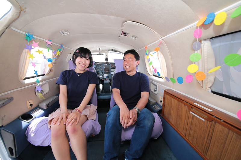 近藤氏と船場氏。マリブの機内は狭いながらもリビングのようだ