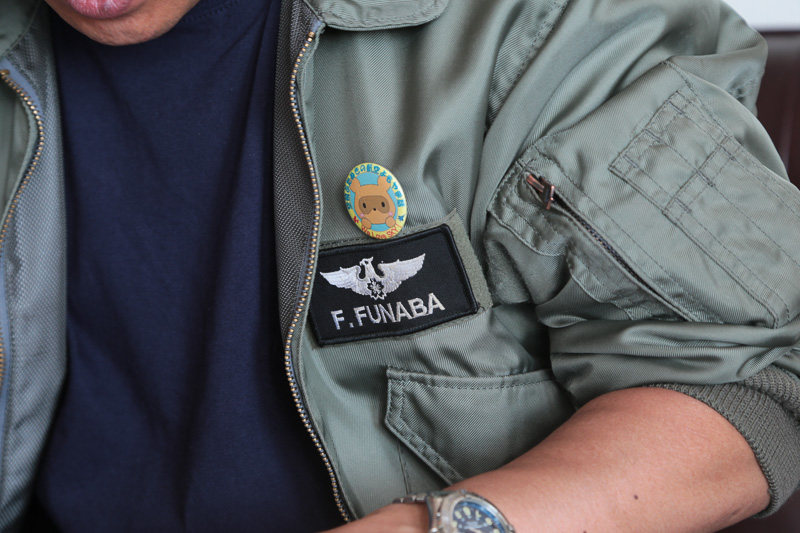 フライトプランを電話で伝える。「（機体のカラーは）ホワイト…ウィズ、キャラクター？」