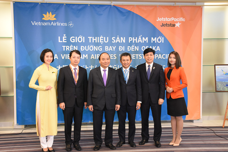 発表会にはベトナム社会主義共和国 首相 グエン・スアン・フック氏（左から3番目）も来場し、両社の発表を祝福した