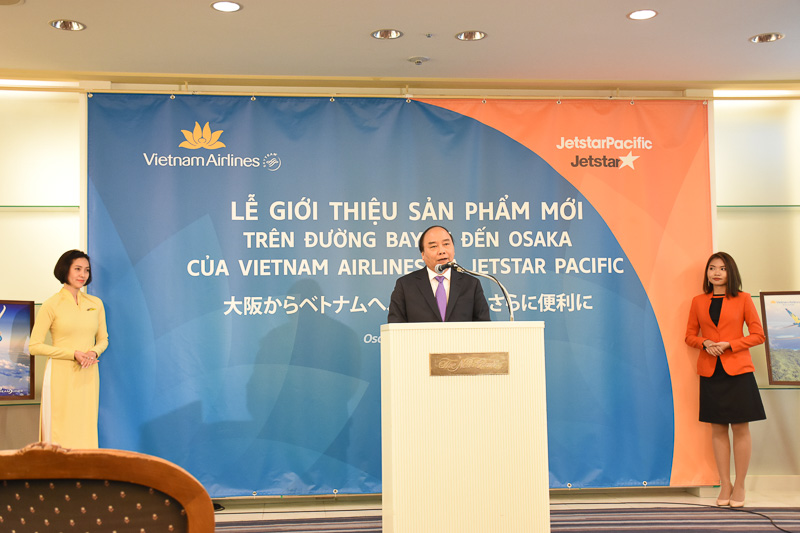 ベトナム航空とジェットスター・パシフィック航空のCAに挟まれて祝辞を述べたグエン・スアン・フック氏