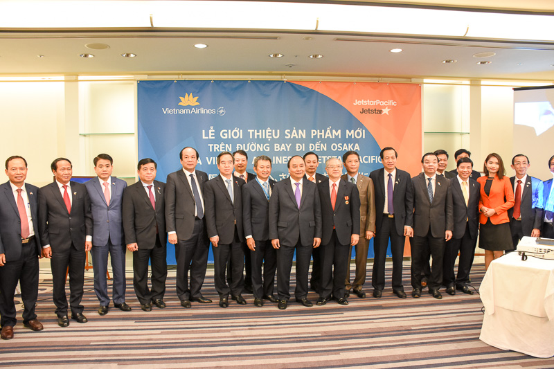 関係者が記念撮影を行なった