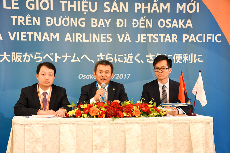 ジェットスター・パシフィック航空 CEO グエン・クォック・フォン氏（左）とベトナム航空 日本地区総支配人のグエン・クアン・チュン氏（右）も加わって報道陣の質疑に答えた