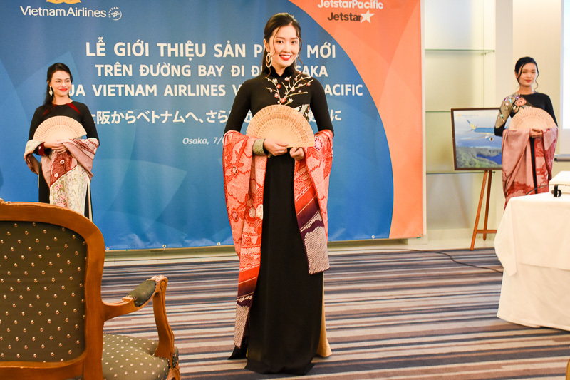 CAによるアオザイショーも披露した