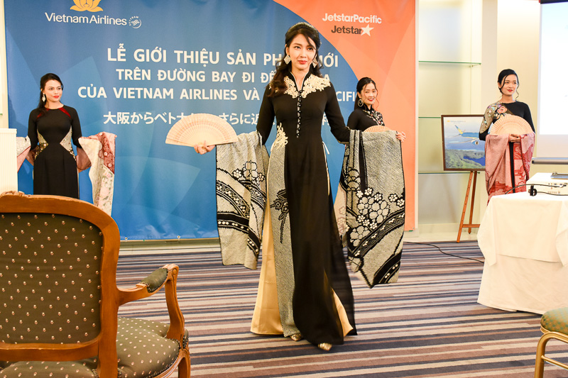 CAによるアオザイショーも披露した