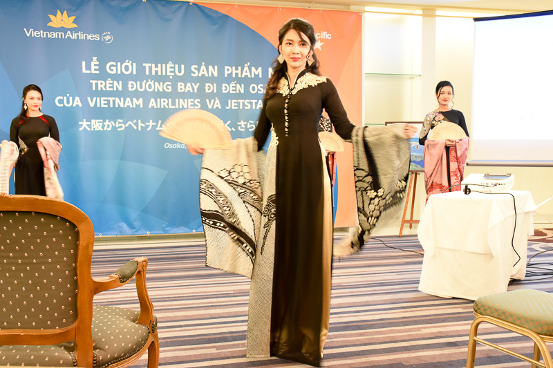 CAによるアオザイショーも披露した