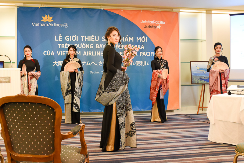 CAによるアオザイショーも披露した