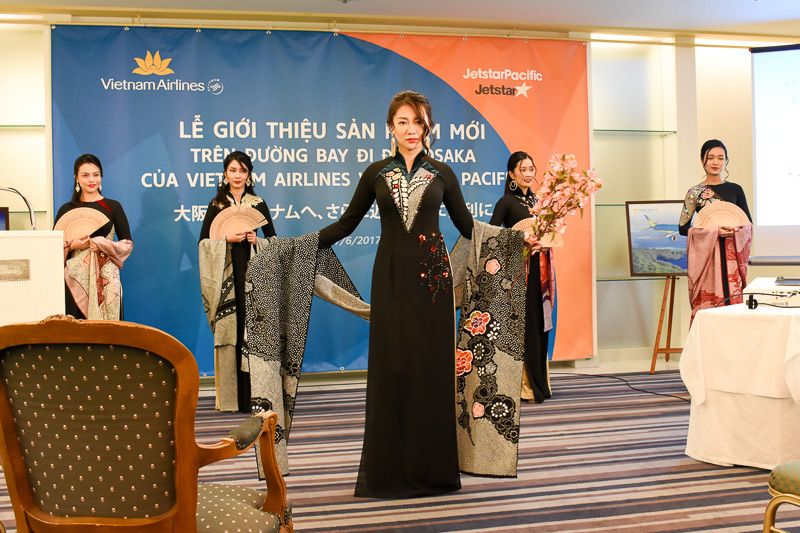 CAによるアオザイショーも披露した