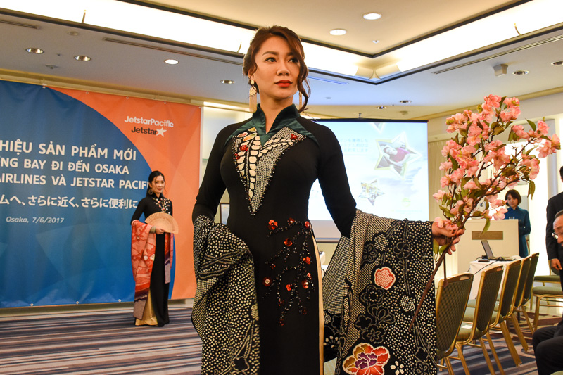 CAによるアオザイショーも披露した