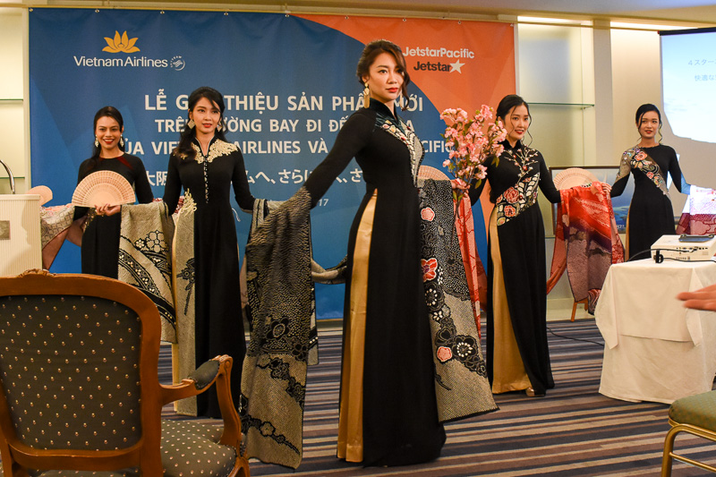 CAによるアオザイショーも披露した