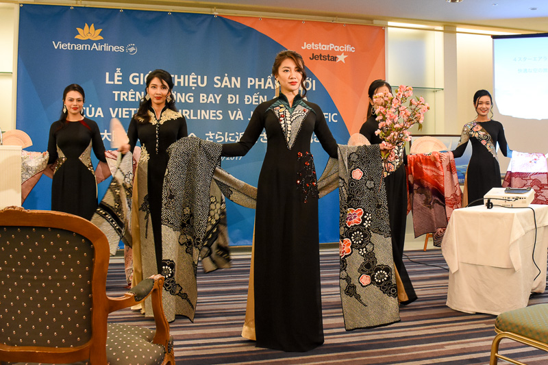 CAによるアオザイショーも披露した