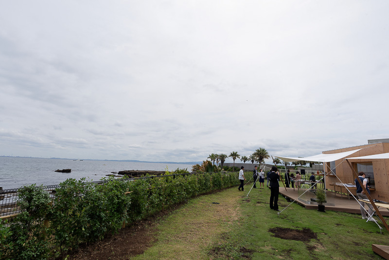 眼前に海が迫る広いスペースに、わずか3棟だけ設置される