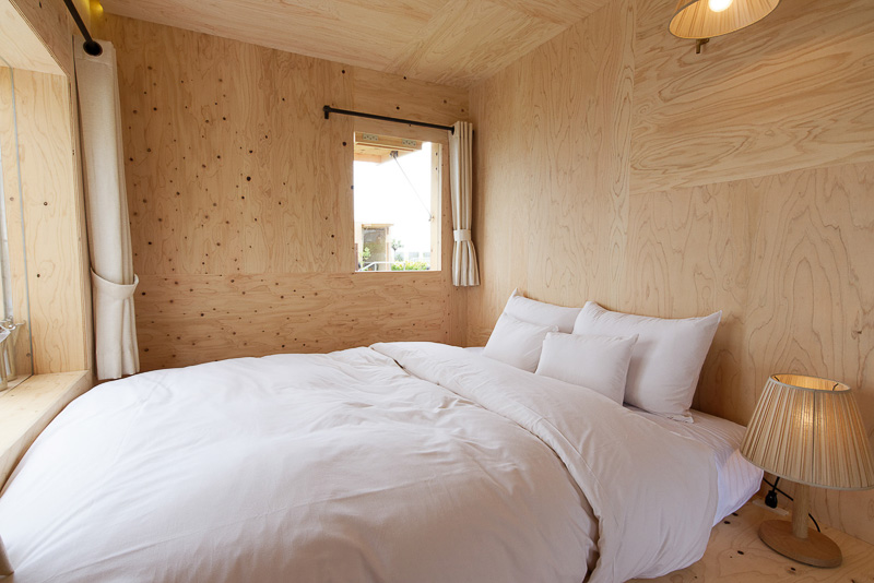 ダブルベッドに加え、ベッドにもなるスノーピーク製のソファがあるが、3名利用時はこれとは別にエクストラベッドが用意される