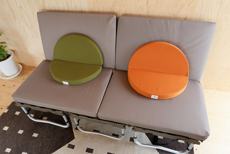 ダブルベッドに加え、ベッドにもなるスノーピーク製のソファがあるが、3名利用時はこれとは別にエクストラベッドが用意される