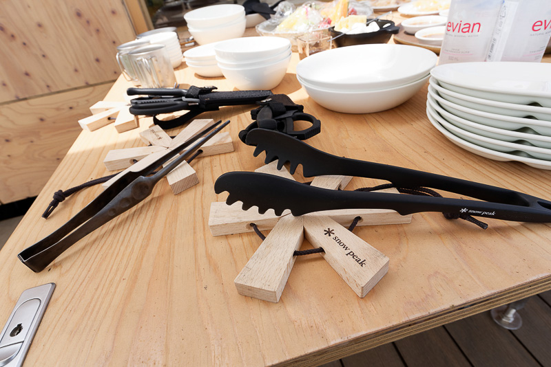 マグカップとバーベキュー用の備品