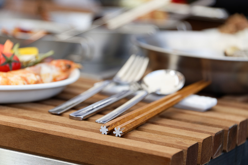 スプーンやフォーク、ナイフ、トレー、さらに箸までがスノーピーク製