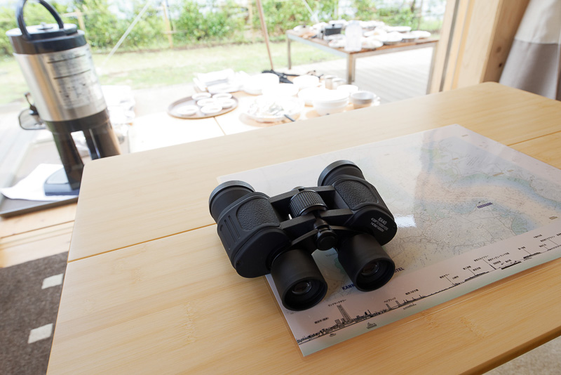 双眼鏡。これで目の前の海を横切るさまざまな船舶を観察できる