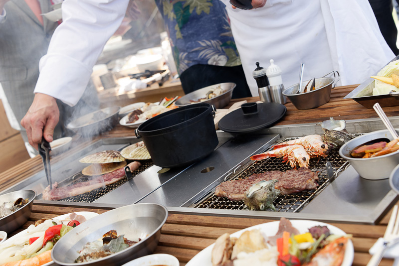 オープン式典当日はシェフが料理を振る舞ったが、実際は宿泊客自身の手で焼いて食べられる