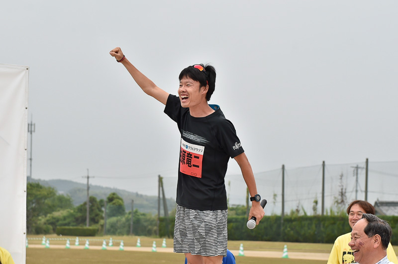 ゲストランナーを務めた柏原竜二氏は「走る気はあるかー!!」とランナーたちに向けてエールを送る