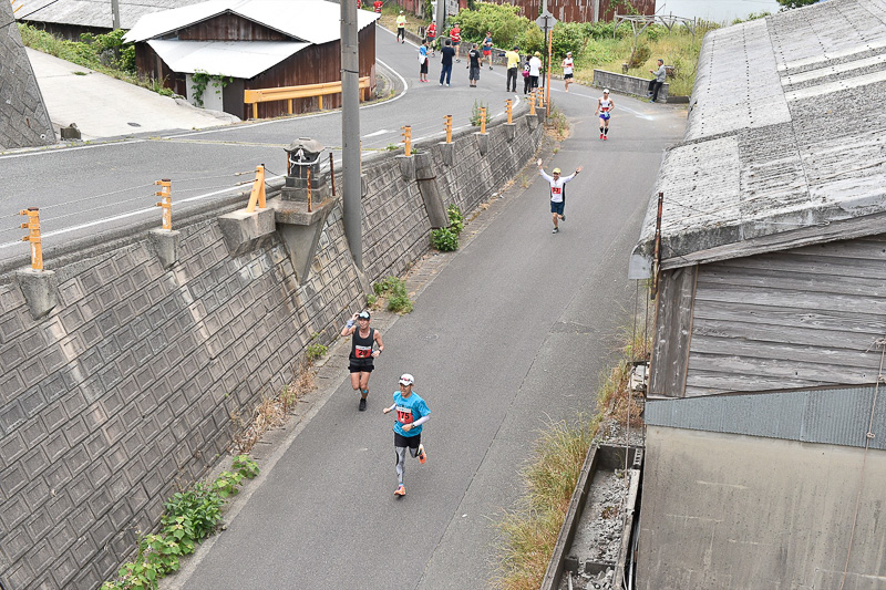 油谷大橋の下をくぐって西に向かう