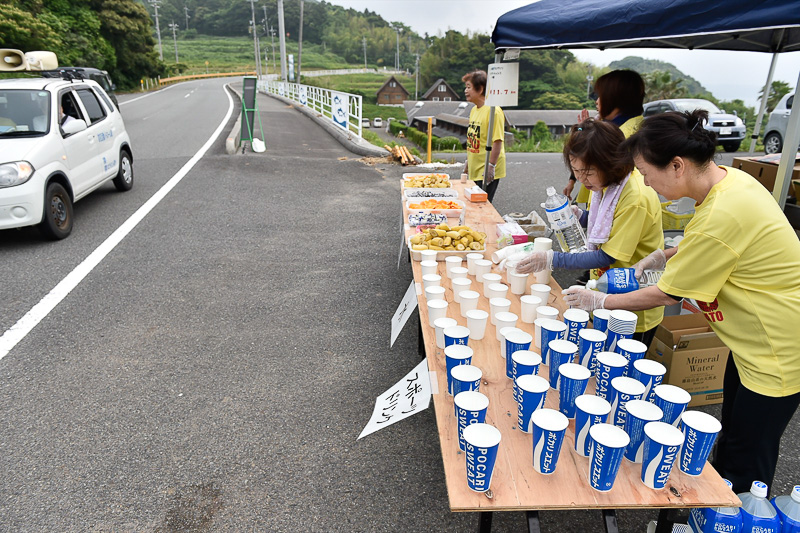 スタートから11.7kmにある最初のエイドポイント「パタ屋エイド」。飲料のほかに、バナナやチョコレート、梅干しなどが用意されていた