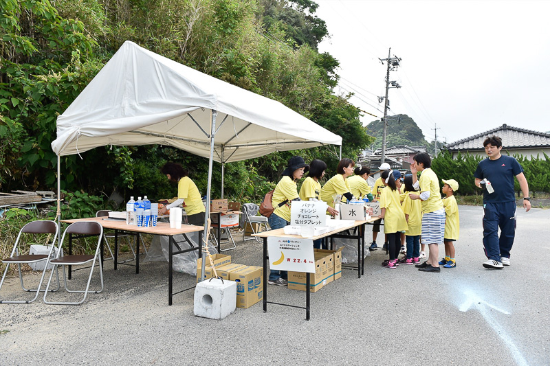 22.4kmの「大浦エイド」。地元住民により運営されていた