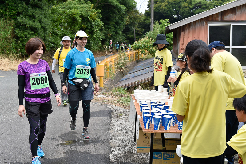 シングルフルマラソン最初の給水ポイントはスタートから約6kmの地点。ダブルフルマラソン組が合流してくる地点でもあり、すでに36kmほどの距離を走っている