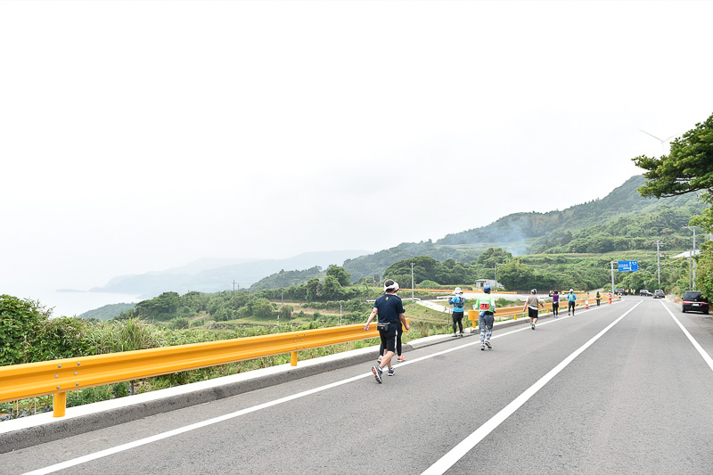 ゆるやかな下りのストレート。左手には日本海が見える