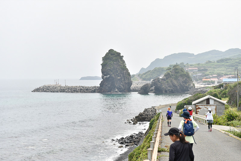 8.1km（ダブルフルマラソンは38km）地点には「立石観音」が見えてきた。左側は約41mの沖の島、右側は約20mの地の島と呼ばれている