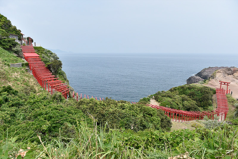 およそ12km（ダブルフルマラソンは約42km）には、元乃隅稲成神社（もとのすみいなりじんじゃ）があり、絶景と運営スタッフによる撮影サービスのポイントとして賑わっていた