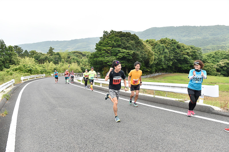 勾配の中腹あたりで撮影していると、なにやら下の方から声が……。柏原氏が「行くぞー！」と声を上げながら坂を駆け上がっていく場面に遭遇