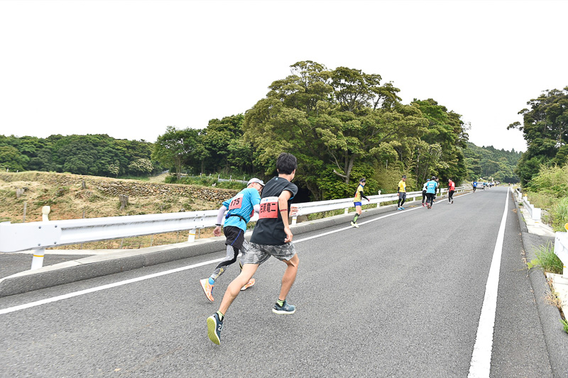 勾配の中腹あたりで撮影していると、なにやら下の方から声が……。柏原氏が「行くぞー！」と声を上げながら坂を駆け上がっていく場面に遭遇
