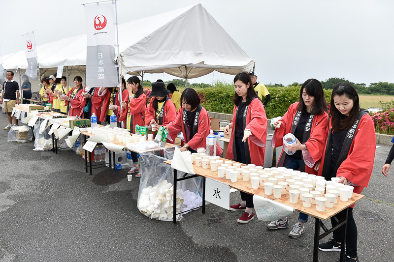 JALのテントには東京や福岡からボランティアで参加したスタッフたちの姿があった。今回参加したJAL社員は100名を超える