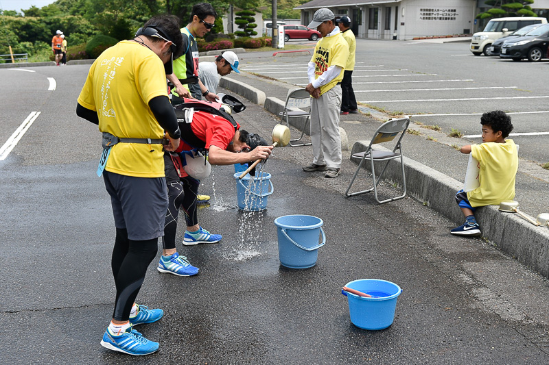 黄波戸温泉交流センターをベースとした「矢ケ浦エイド」。スタートから23.2km地点（ダブルフルマラソンで約54.2km）に位置していた。提供メニューは基本的にどのエイドも変わらないが、このエイドではさらに豆腐が提供されていた
