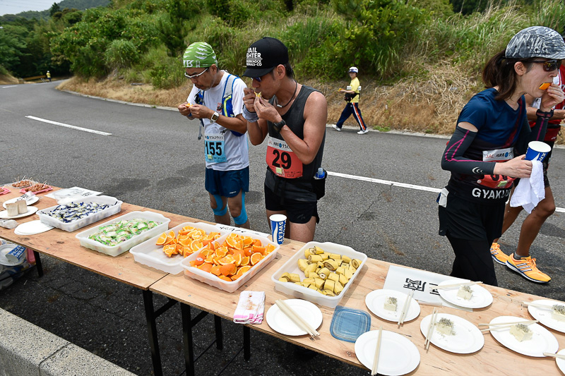 黄波戸温泉交流センターをベースとした「矢ケ浦エイド」。スタートから23.2km地点（ダブルフルマラソンで約54.2km）に位置していた。提供メニューは基本的にどのエイドも変わらないが、このエイドではさらに豆腐が提供されていた