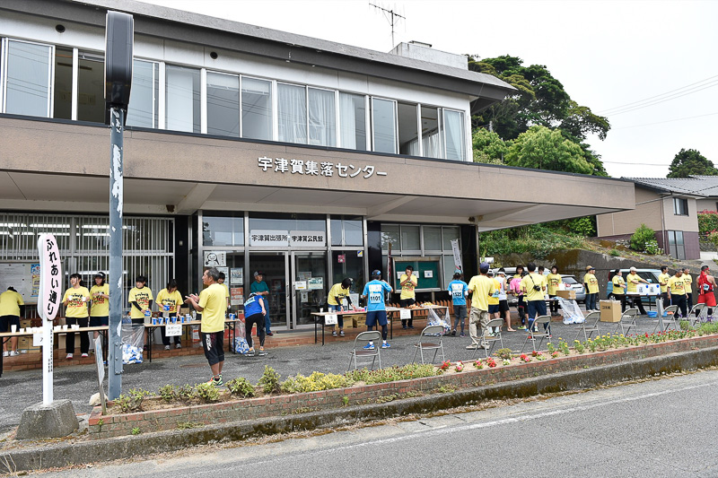 最後のエイドポイントとなっていた「宇津賀エイド」。スタートから34km地点（ダブルフルマラソンで65km）。シングルフルマラソンは残り10kmを切りラストスパート。