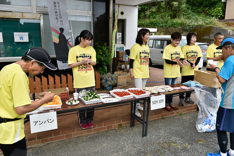 最後のエイドポイントとなっていた「宇津賀エイド」。スタートから34km地点（ダブルフルマラソンで65km）。シングルフルマラソンは残り10kmを切りラストスパート。