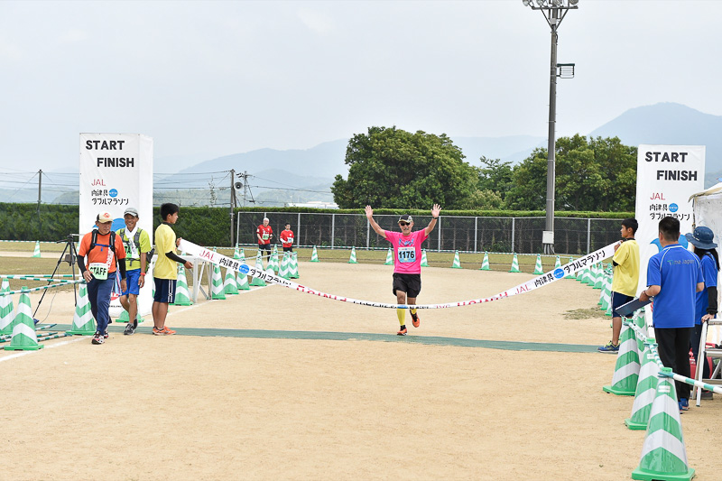ダブルフルマラソンのスタートから7時間以上が経過し、上位グループがゴールし始めた