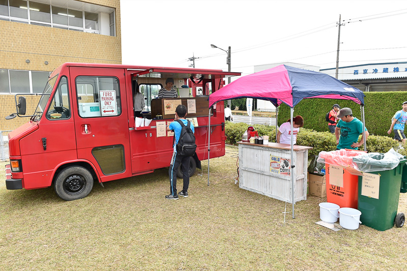 スタートとゴールの会場となった油谷総合運動公園の芝生広場にはさまざまなショップが出店していた