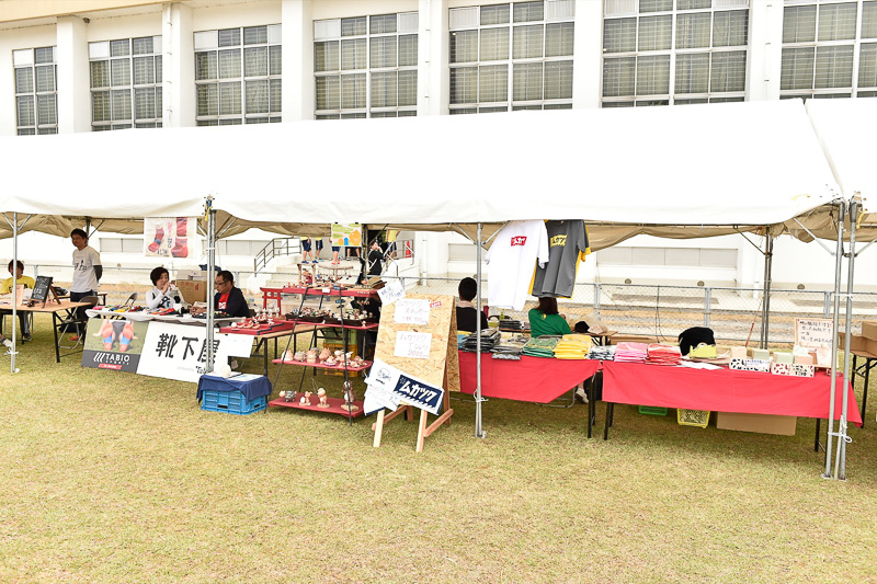 スタートとゴールの会場となった油谷総合運動公園の芝生広場にはさまざまなショップが出店していた