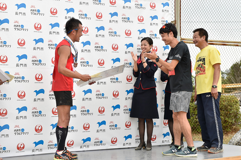 表彰式は男子が39歳以下、40歳台、50歳以上に分けられ、女子は49歳以下、50歳以上で上位3名の表彰式が行なわれた