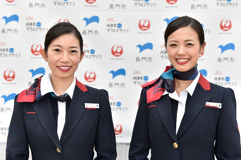 表彰式で記念品の贈呈を行なったのは、JALのCA（客室乗務員）である岡本由佳氏（左）と中村未羽氏（右）。2人とも山口県美祢市の出身