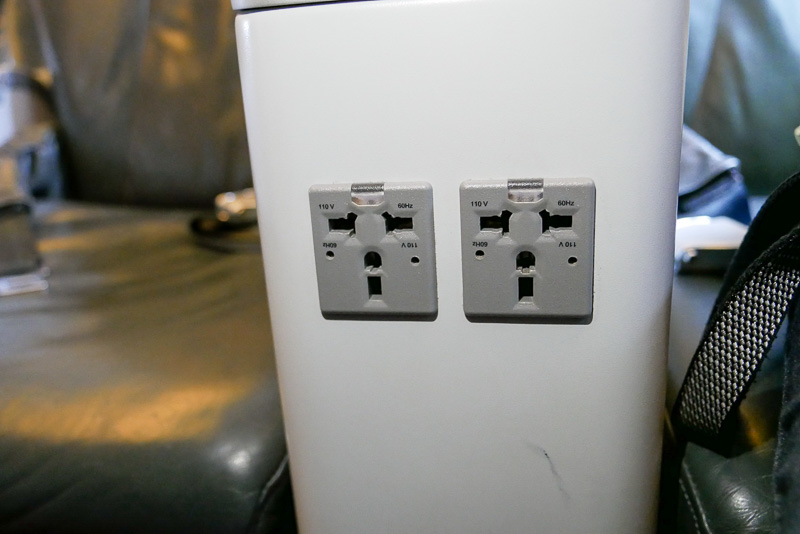 スクートビズでは、全席に用意されているシート電源を無料で利用可能