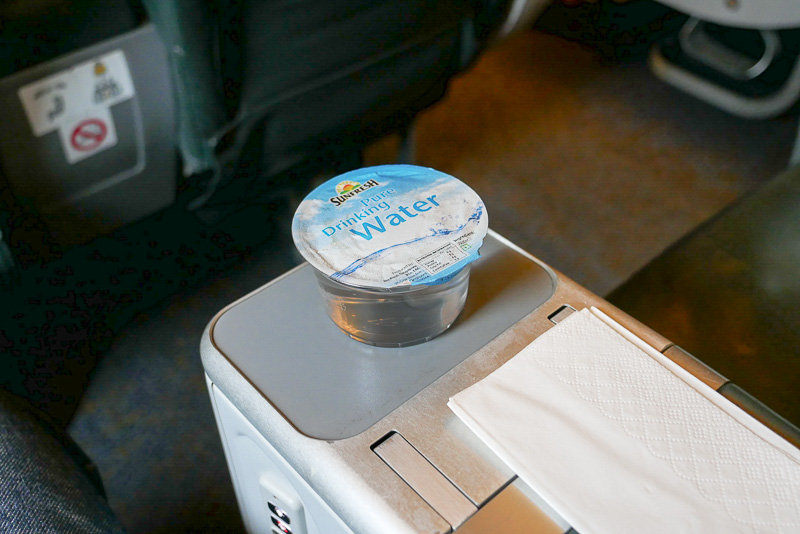 搭乗直後にウエルカムドリンクとしてミネラルウォーターが配られた。LCCではドリンクも有料なので、こういうちょっとしたドリンクもうれしい