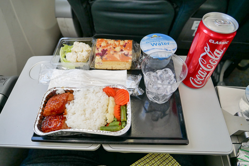 今回いただいた機内食は、「照り焼きチキンライス」。ドリンクはコーラを選択した