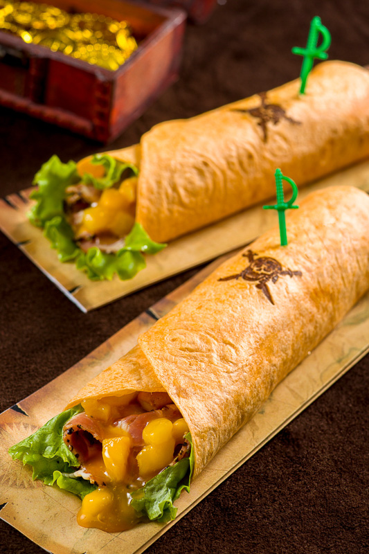 「パイレーツスパイシートルティーヤ（ブラックペッパーポーク＆マンゴー）」（1個520円）