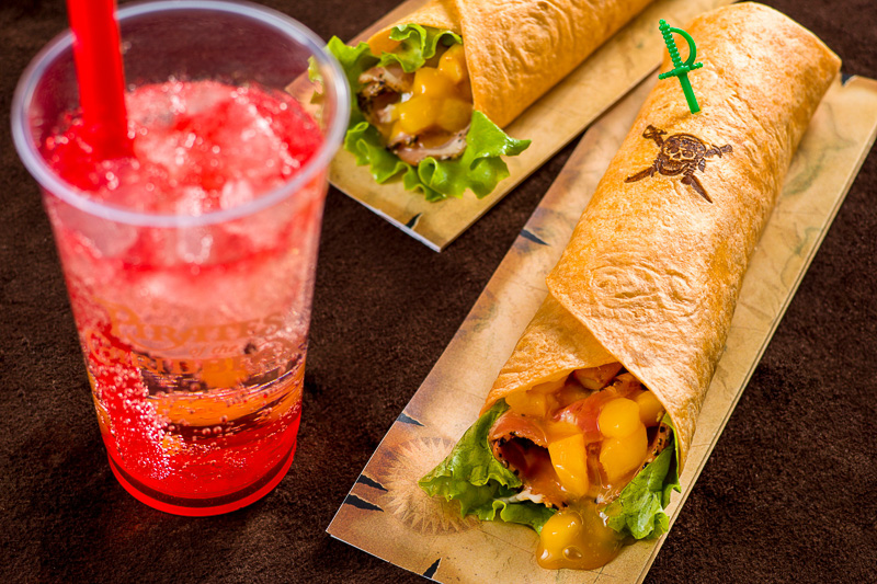 東京ディズニーランドでは「パイレーツ スペシャルプログラム」を6月15日から8月31日まで実施。アトモスフィア・エンターテイメントの実施やスペシャルメニューの提供などを行なう