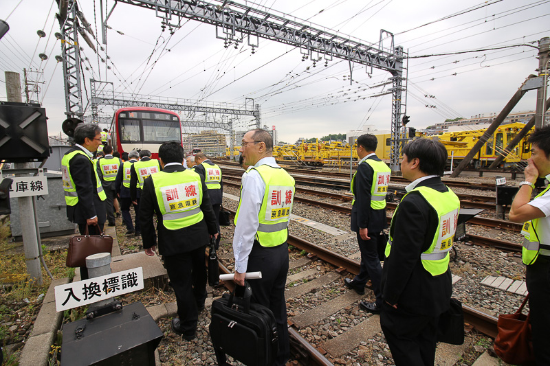 新町検車区で乗客役が乗り込む