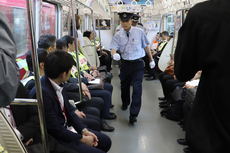 後方から車掌が現場へ急行