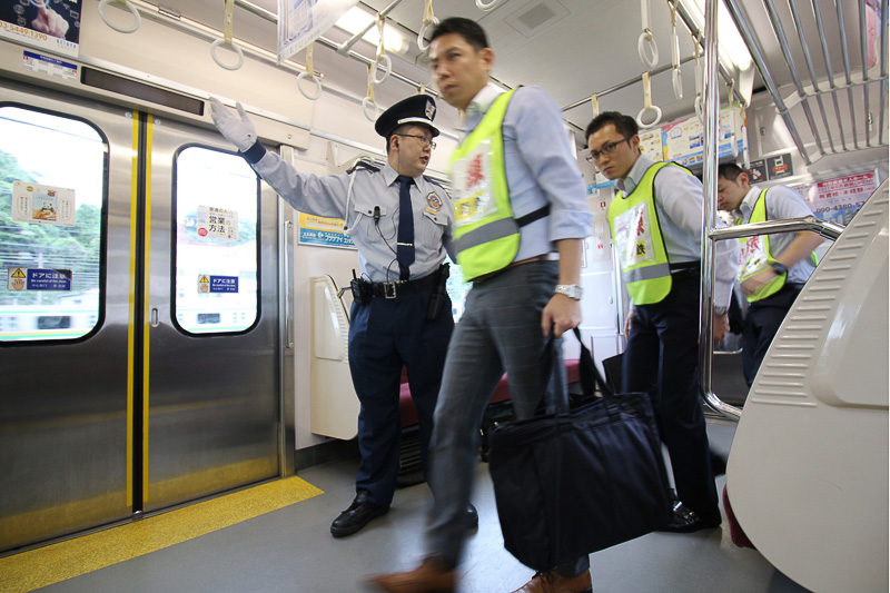 車両の前後に分かれて誘導