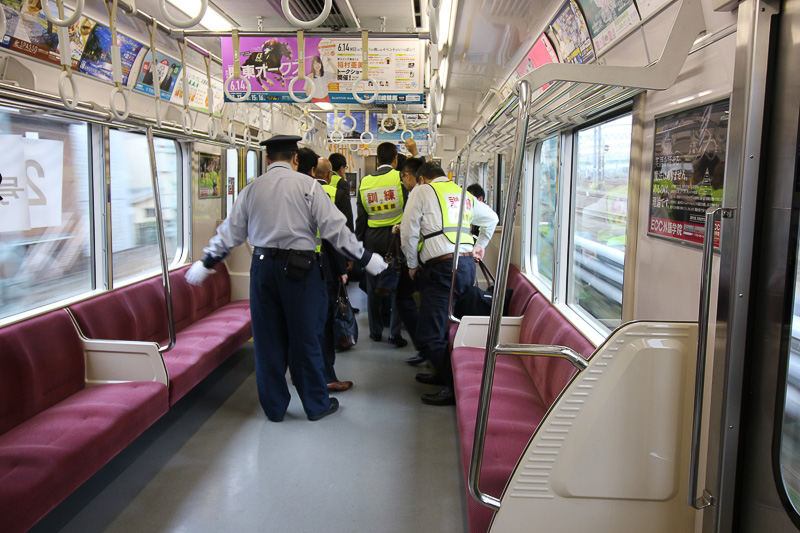 その車両すべての乗客が別の車両へ移動